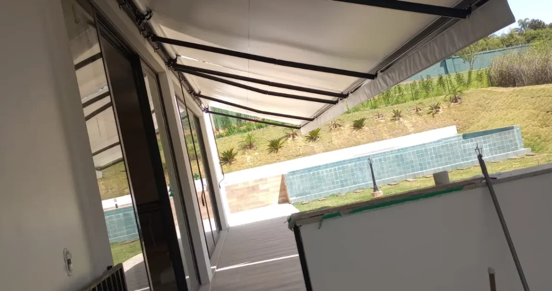 Toldo cortina em varanda de residência