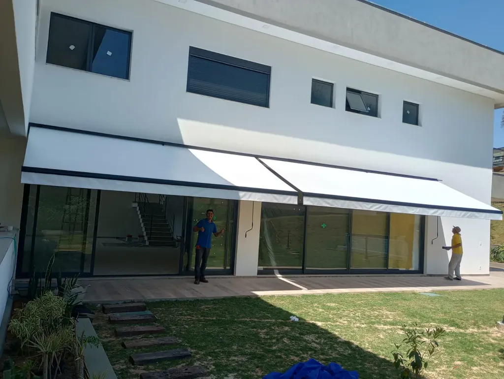 Toldo articulado de braço dobrável cobrindo área gourmet em Sorocaba