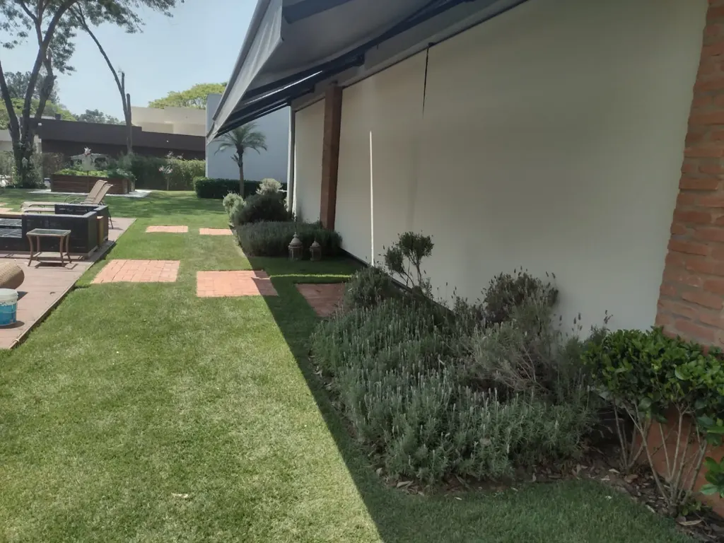 Toldo cortina em tela screen instalado em varanda em Sorocaba