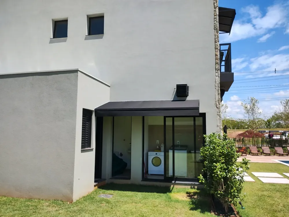 Fachada valorizada com toldo fixo